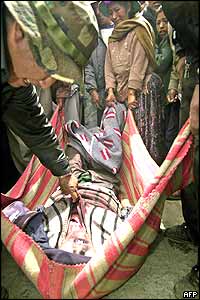 Residents of the Ballivian area in El Alto carry the body of an unidentified man