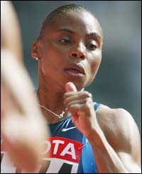 Kelli White chasing the competition in the third heat of the women's 200m