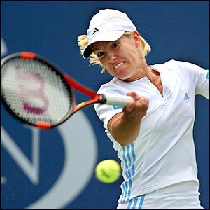 Justine Henin-Hardenne looks out of sorts but finally wraps up the first set 