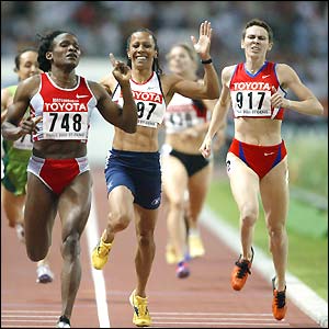 Maria Mutola and Kelly Holmes celebrate as they cross the line after finishing first and second in the 800m
