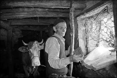 The Aivazi family. Photo: ICRC/Agnes Montanari