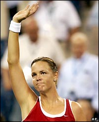 Lindsay Davenport waves to the crowd after her victory