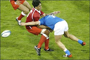Tonga find it difficult to break through the Italian defence