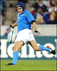 Italy's debutant Wakarua kicks Italy into a 9-0 lead