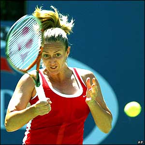 France's Mary Pierce returns the ball to Jelena Dokic