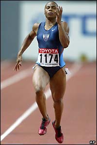 Kelli White sprints to victory in the 200m