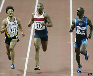 Darren Campbell (centre) comes third in his 200m heat