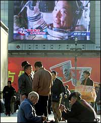 Big screen features reports on the space flight at Beijing railway station