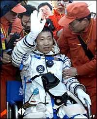 Yang Liwei emerges from capsule