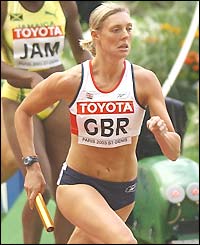 Lee McConnell brings Britain home to qualify for the final of the women's 4x400m relay 