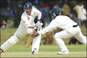 Batty and Read partnership help England finish on 333