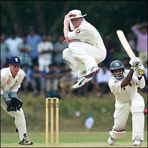 Collingwood jumps to avoid being hit