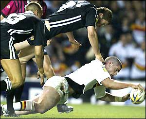Stuart Reardon touches down for a try