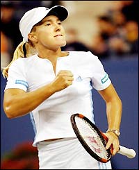 Henin-Hardenne eases into the last eight