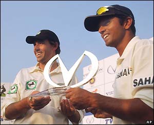 Captains of New Zealand, Stephen Fleming, and India, Saurav Ganguly, pose with the series trophy after the series ends 0-0