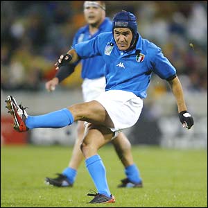 Rima Wakarua converts a penalty in the second half to put Italy 12-9 in the lead