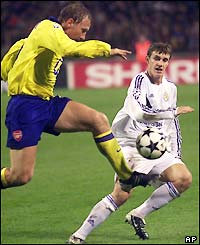 Arsenal's Ray Parlour fights off Dynamo Kiev's Andriy Nesmachnyi
