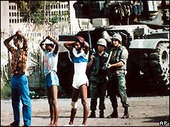 Soldiers guard Cuban prisoners