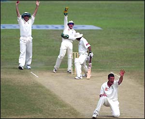 England spinner Ashley Giles (right) unsuccessfully appeals for an lbw decision against Habibul Bashar