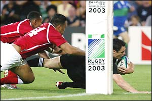 Daniel Carter scores New Zealand's second try