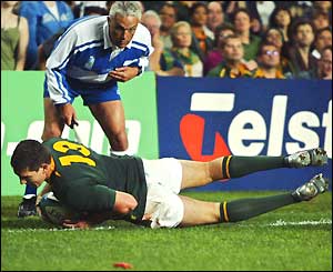 Jaque Fourie scores a try for South Africa