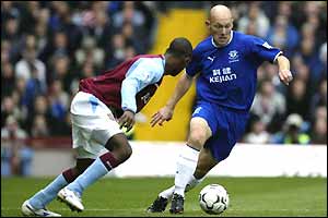 Everton's Thomas Gravesen takes on Aston Villa's Jlloyd Samuel in a goalless first half at Villa Park