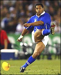 Earl Va'a kicks a penalty