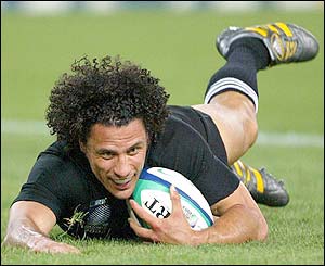 Doug Howlett scores New Zealand's second try