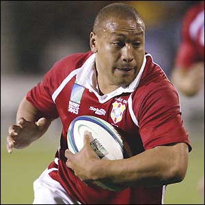 Tongan hooker Ephram Taukafa goes on the attack