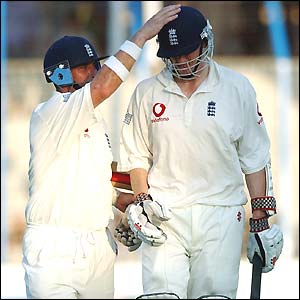 Nasser Hussain and Rikki Clarke of England leave the pitch at the end of day one