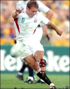 Jonny Wilkinson kicks a peanlty