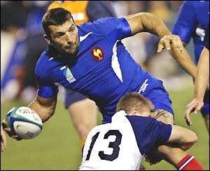 Sebastian Chabal looks to offload a pass