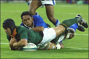 South Africa's fly-half Derick Hougaard scores his sides third try