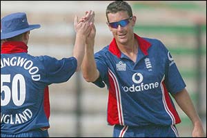 Ashley Giles takes 3-25 