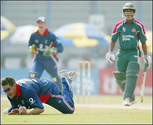 Ashley Giles catches Mushfiqur Rahman