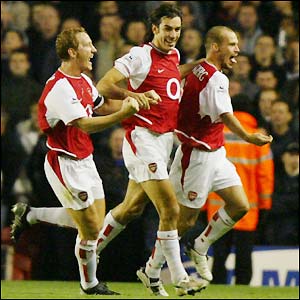 Freddie Ljungberg celebrates scoring Arsenal's winner