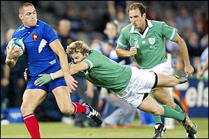 France's Tony Marsh is tackled by Irish centre Brian O'Driscoll 