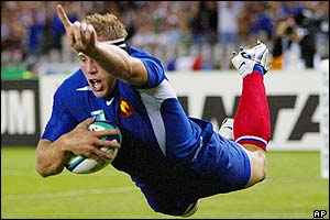 Imanol Harinordoquy goes over the line to score France's third try