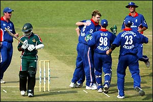 James Anderson celebrates the wicket of Moniruzzaman with his team-mates