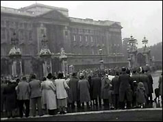 Crowds wait for news outside Buckingham Palace