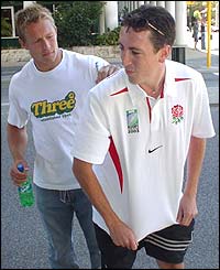 Jonny Wilkinson signs a fan's shirt