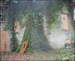 The North Tower built in 1244 may be the earliest British example of an angle-spur buttressed tower. Note how the square base tapers into the circular tower