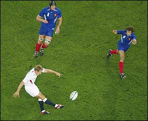 Jonny Wilkinson puts England 3-0 up against France in the semi-final in Sydney
