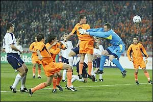 Andre Ooijer scores Holland's second