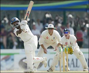 Muttiah Muralitharan hits 38 at the close of Sri Lanka's innings
