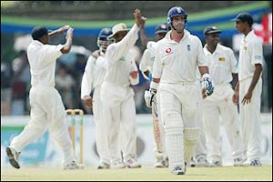Chaminda Vaas dismisses Graham Thorpe