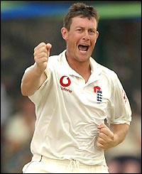 Giles rounds of England's good end to day three