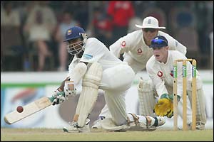 Mahela Jayawardene sweeps on his way to a half-century