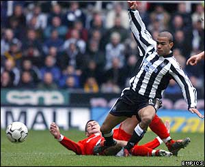 Kieron Dyer is tackled by Steven Gerrard 