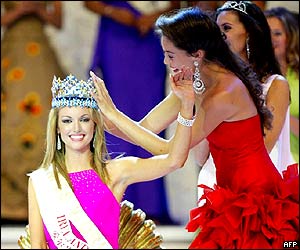 Davison is crowned by last year's winner, Azra Akin of Turkey